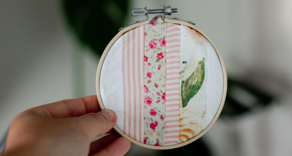 Easy Sewing Projects - Gifts Ideas scrap quilt hoop wall hanging
