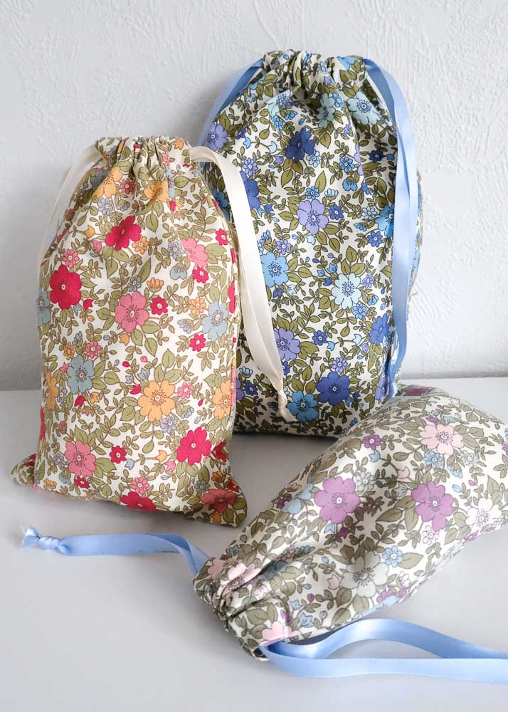 3 drawstring bags in different sizes