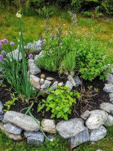 21 Herb Garden Ideas That Make Growing Your Own Herbs Easy - Makyla Creates