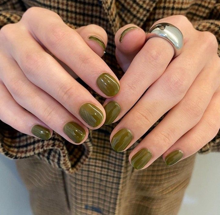 Glossy olive green short nails for autumn