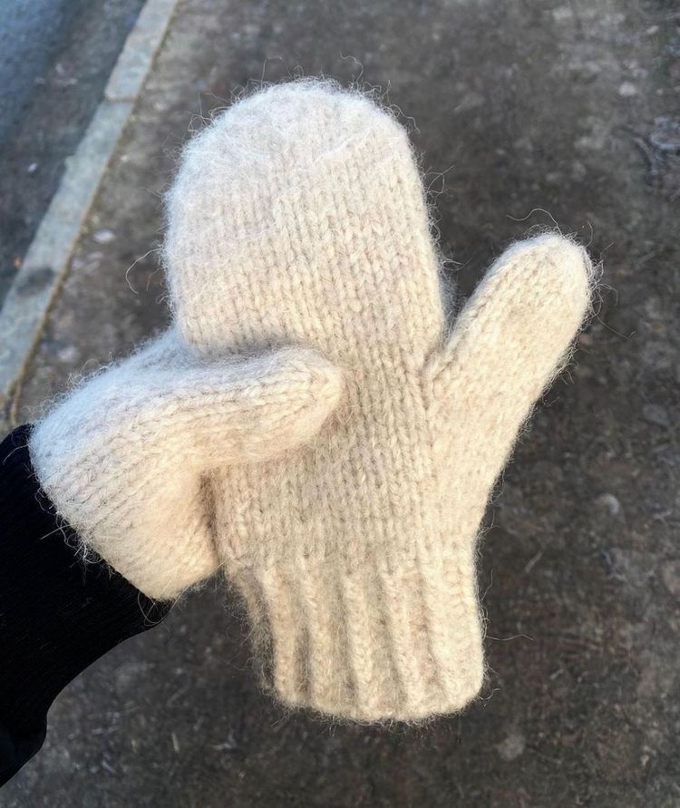 Fluffy cream hand-knitted mitten with a ribbed cuff